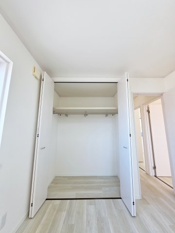 尾長東一丁目の収納|各居室に機能的なクローゼットを完備。タンスなどの大型家具を買い足す必要がないため、お部屋の面積を最大限に活かせます。