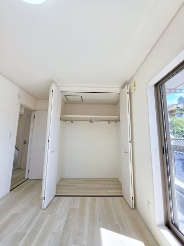 尾長東一丁目の収納|各居室に機能的なクローゼットを完備。タンスなどの大型家具を買い足す必要がないため、お部屋の面積を最大限に活かせます。