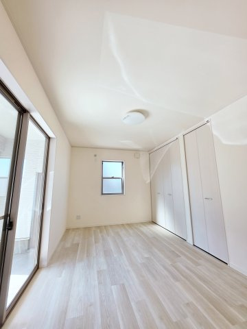 尾長東一丁目の洋室|各居室に機能的なクローゼットを完備。タンスなどの大型家具を買い足す必要がないため、お部屋の面積を最大限に活かせます。