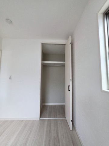 向洋大原町の収納|各居室に機能的なクローゼットを完備。タンスなどの大型家具を買い足す必要がないため、お部屋の面積を最大限に活かせます。