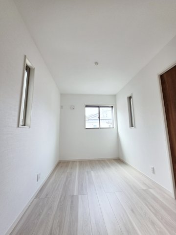 向洋大原町の洋室|各居室に機能的なクローゼットを完備。タンスなどの大型家具を買い足す必要がないため、お部屋の面積を最大限に活かせます。