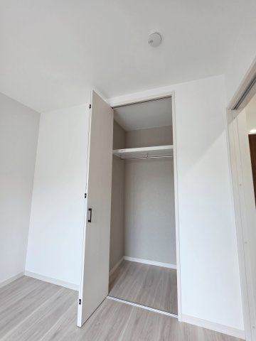 向洋大原町の収納|各居室に機能的なクローゼットを完備。タンスなどの大型家具を買い足す必要がないため、お部屋の面積を最大限に活かせます。