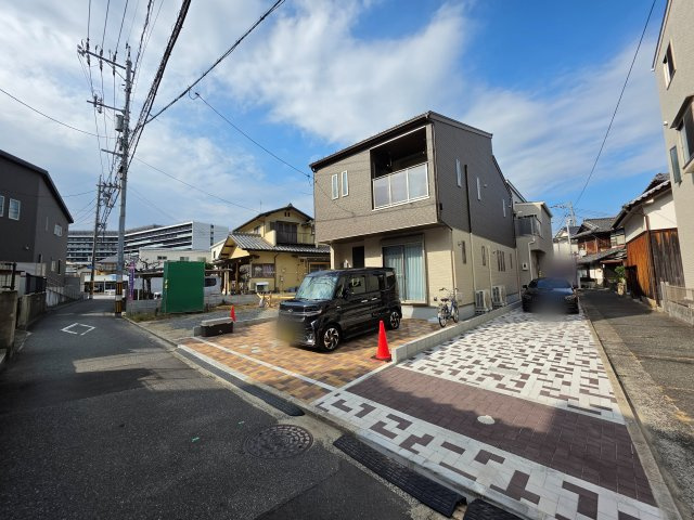 向洋大原町の前面道路含む現地写真|前面道路は交通量が少なく駐車楽々
駐車は2台可能です