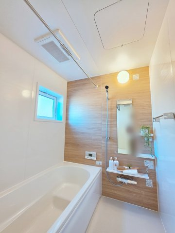 串戸三丁目の浴室|人気の換気乾燥暖房機付き。広々とした一坪サイズの浴室を採用。足を伸ばして肩までゆったり浸かれるバスタブで、一日の疲れを心地よく解きほぐせます。
