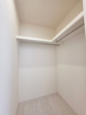 串戸三丁目の収納|各居室に機能的なクローゼットを完備。タンスなどの大型家具を買い足す必要がないため、お部屋の面積を最大限に活かせます。