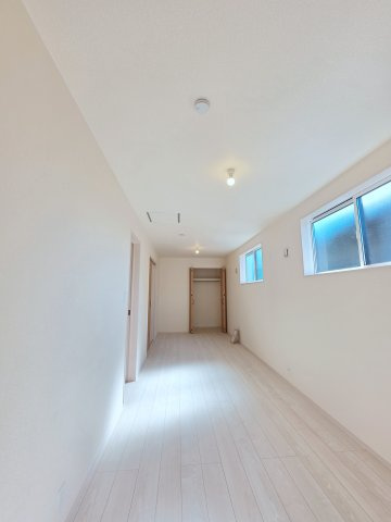 串戸三丁目の洋室|各居室に機能的なクローゼットを完備。タンスなどの大型家具を買い足す必要がないため、お部屋の面積を最大限に活かせます。
