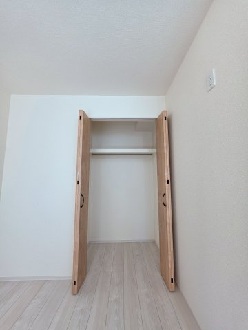 串戸三丁目の収納|各居室に機能的なクローゼットを完備。タンスなどの大型家具を買い足す必要がないため、お部屋の面積を最大限に活かせます。