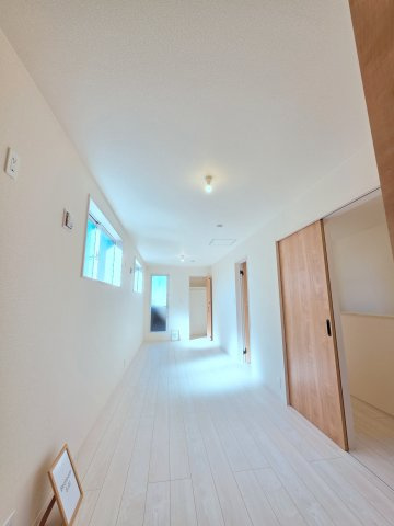 串戸三丁目の洋室|各居室に機能的なクローゼットを完備。タンスなどの大型家具を買い足す必要がないため、お部屋の面積を最大限に活かせます。