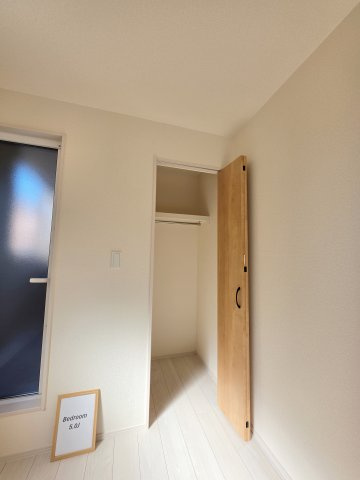 串戸三丁目の収納|各居室に機能的なクローゼットを完備。タンスなどの大型家具を買い足す必要がないため、お部屋の面積を最大限に活かせます。