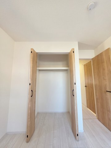 串戸三丁目の収納|各居室に機能的なクローゼットを完備。タンスなどの大型家具を買い足す必要がないため、お部屋の面積を最大限に活かせます。