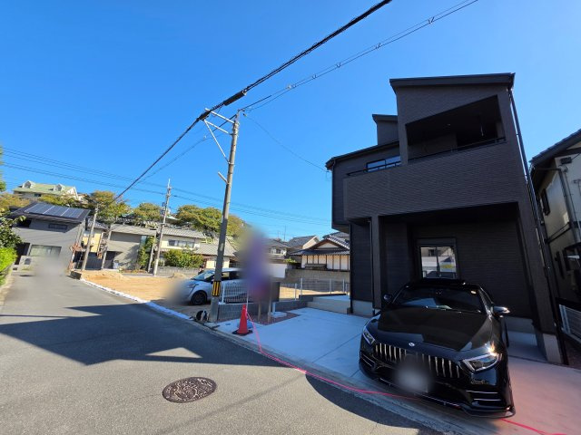串戸三丁目の前面道路含む現地写真|前面道路は交通量が少なく駐車楽々
駐車は車種により2台可能です