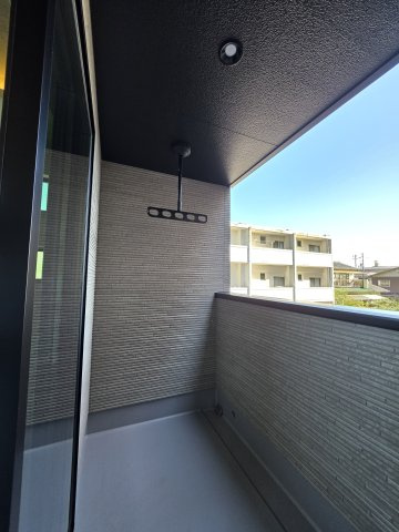 五日市中央三丁目のバルコニー|屋根に守られたバルコニー。お出かけ中の急な雨でも洗濯物が濡れにくく安心です。