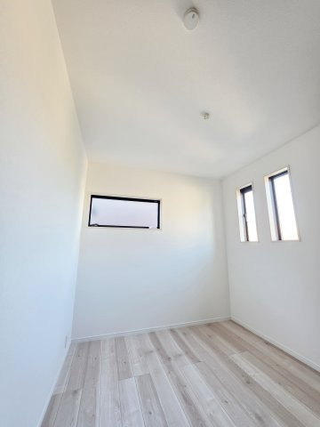 五日市中央三丁目の洋室|各居室に機能的なクローゼットを完備。タンスなどの大型家具を買い足す必要がないため、お部屋の面積を最大限に活かせます。