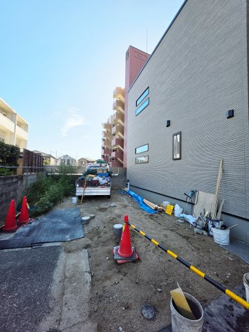 五日市中央三丁目の前面道路含む現地写真|人気の平地物件
駐車は車種により2台可能です