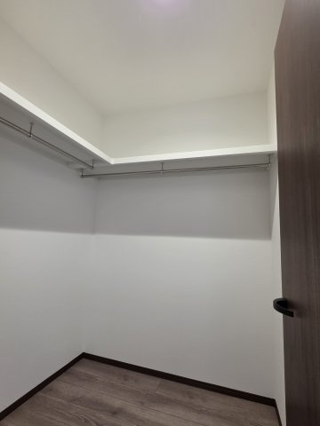 五日市中央三丁目の収納|各居室に機能的なクローゼットを完備。タンスなどの大型家具を買い足す必要がないため、お部屋の面積を最大限に活かせます。