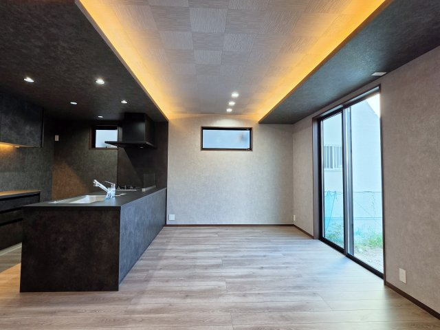 五日市中央三丁目の居間・リビング|キッチンからリビング全体が見渡せるオープンな設計。お料理中もリビングで遊ぶお子様の様子を見守れる安心感があります。