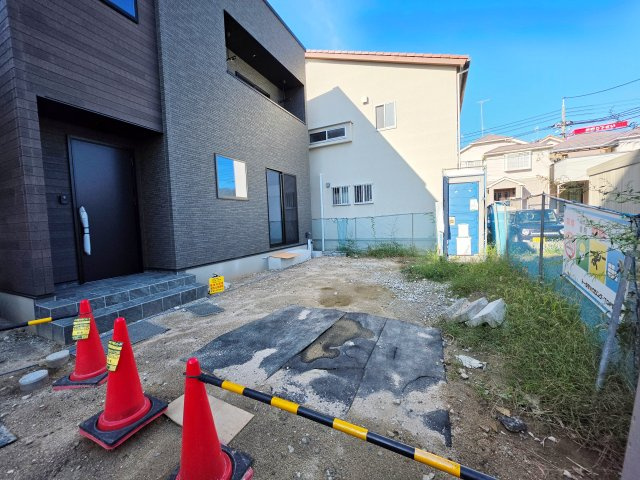 五日市中央三丁目の前面道路含む現地写真|人気の平地物件
駐車は車種により2台可能です
