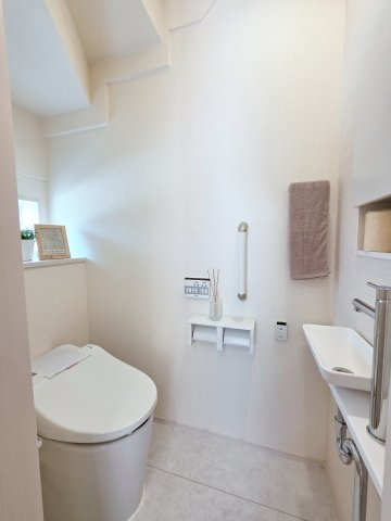 丹那町のトイレ|窓のある明るいトイレ
勿論ウォシュレット付きです