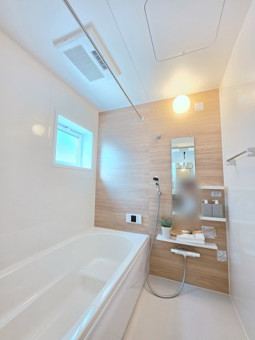 丹那町の浴室|人気の換気乾燥暖房機付き。広々とした一坪サイズの浴室を採用。足を伸ばして肩までゆったり浸かれるバスタブで、一日の疲れを心地よく解きほぐせます。