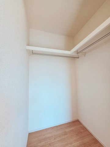 丹那町の収納|各居室に機能的なクローゼットを完備。タンスなどの大型家具を買い足す必要がないため、お部屋の面積を最大限に活かせます。