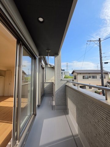 丹那町のバルコニー|屋根に守られたバルコニー。お出かけ中の急な雨でも洗濯物が濡れにくく安心です。