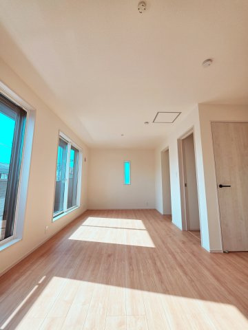 丹那町の洋室|各居室に機能的なクローゼットを完備。タンスなどの大型家具を買い足す必要がないため、お部屋の面積を最大限に活かせます。