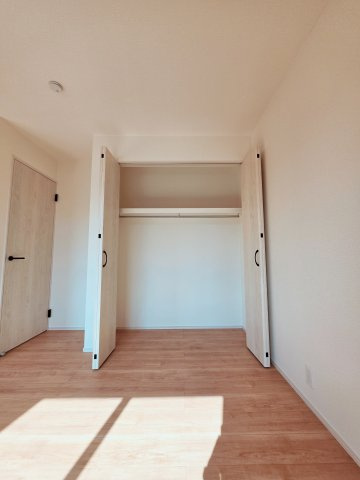 丹那町の収納|各居室に機能的なクローゼットを完備。タンスなどの大型家具を買い足す必要がないため、お部屋の面積を最大限に活かせます。