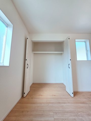 丹那町の収納|各居室に機能的なクローゼットを完備。タンスなどの大型家具を買い足す必要がないため、お部屋の面積を最大限に活かせます。