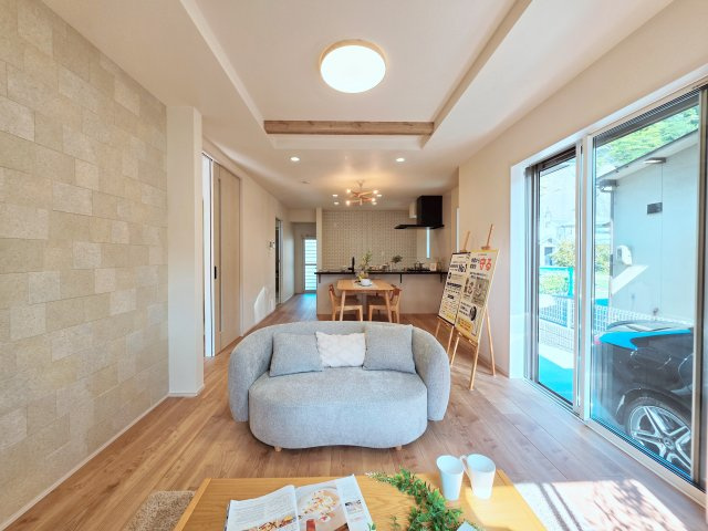丹那町の居間・リビング|南向きで陽当たりが良く、窓の多いリビング空間。オープンタイプの対面式キッチンでリビングが隅まで見渡せます。キッチンにいながら小さなお子様にも目が届き安心です。