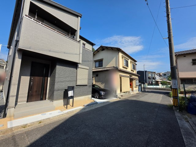 丹那町の前面道路含む現地写真|前面道路は交通量が少なく駐車楽々
駐車は車種により2台可能です