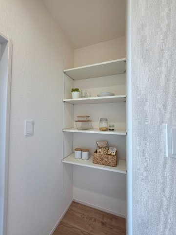 丹那町の収納|キッチン裏にはストック食品や調理家電もすっきり収まる大容量のパントリーがあります。