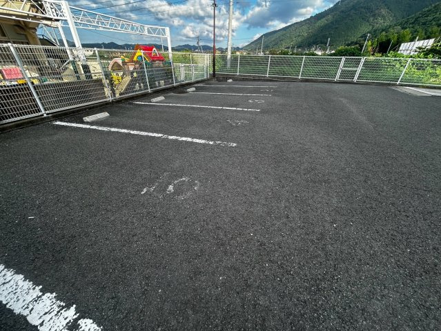 アーバンコート山根の駐車場