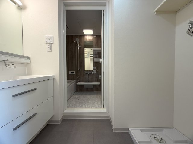 陽当たり良すぎて寒くない部屋とはこのコト！冬でも暑い位に陽が入り眺望も得られる開放感は、思わず一杯行きたくなってしまう魔の境地。それが、『ラムセス横浜星川』リノベーションの脱衣所