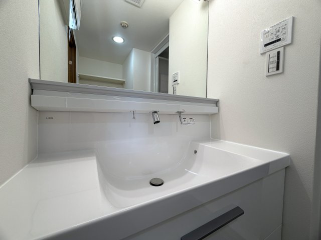 陽当たり良すぎて寒くない部屋とはこのコト！冬でも暑い位に陽が入り眺望も得られる開放感は、思わず一杯行きたくなってしまう魔の境地。それが、『ラムセス横浜星川』リノベーションの独立洗面台|使いやすい独立洗面台です