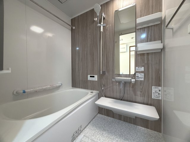 陽当たり良すぎて寒くない部屋とはこのコト！冬でも暑い位に陽が入り眺望も得られる開放感は、思わず一杯行きたくなってしまう魔の境地。それが、『ラムセス横浜星川』リノベーションの浴室|コンパクトで使いやすいお風呂です