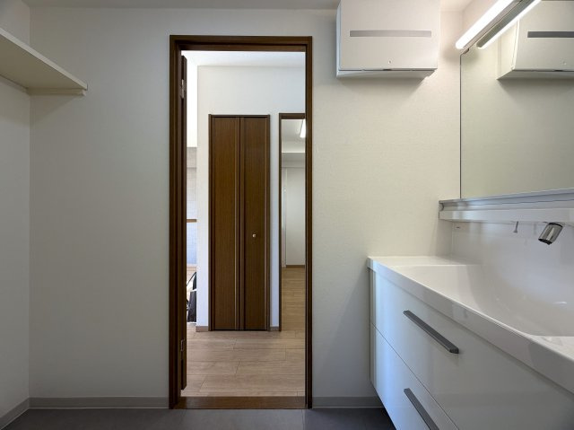 陽当たり良すぎて寒くない部屋とはこのコト！冬でも暑い位に陽が入り眺望も得られる開放感は、思わず一杯行きたくなってしまう魔の境地。それが、『ラムセス横浜星川』リノベーションの脱衣所