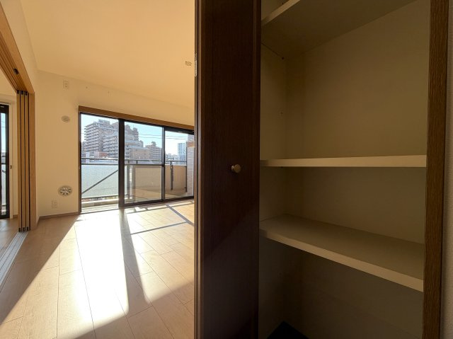 陽当たり良すぎて寒くない部屋とはこのコト！冬でも暑い位に陽が入り眺望も得られる開放感は、思わず一杯行きたくなってしまう魔の境地。それが、『ラムセス横浜星川』リノベーションの収納|小物を収納するのに便利です