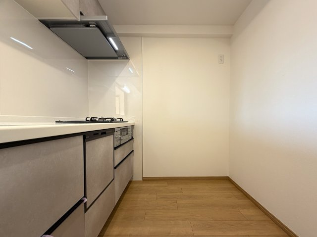 陽当たり良すぎて寒くない部屋とはこのコト！冬でも暑い位に陽が入り眺望も得られる開放感は、思わず一杯行きたくなってしまう魔の境地。それが、『ラムセス横浜星川』リノベーションのキッチン|お料理しやすいキッチンです