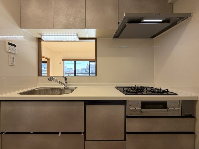 陽当たり良すぎて寒くない部屋とはこのコト！冬でも暑い位に陽が入り眺望も得られる開放感は、思わず一杯行きたくなってしまう魔の境地。それが、『ラムセス横浜星川』リノベーションのキッチン|コンパクトなキッチンで掃除もラクラク
