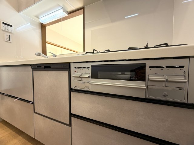 陽当たり良すぎて寒くない部屋とはこのコト！冬でも暑い位に陽が入り眺望も得られる開放感は、思わず一杯行きたくなってしまう魔の境地。それが、『ラムセス横浜星川』リノベーションのキッチン|お料理しやすいキッチンです
