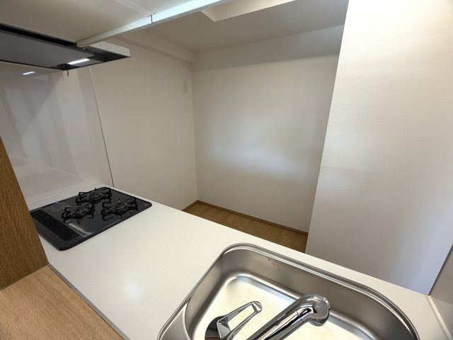 陽当たり良すぎて寒くない部屋とはこのコト！冬でも暑い位に陽が入り眺望も得られる開放感は、思わず一杯行きたくなってしまう魔の境地。それが、『ラムセス横浜星川』リノベーションのキッチン|キッチンでお料理をお楽しみください