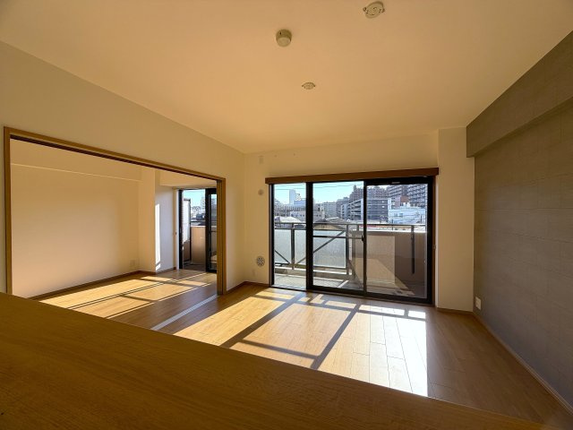 陽当たり良すぎて寒くない部屋とはこのコト！冬でも暑い位に陽が入り眺望も得られる開放感は、思わず一杯行きたくなってしまう魔の境地。それが、『ラムセス横浜星川』リノベーションの居間・リビング|ゆったり過ごせるリビングです