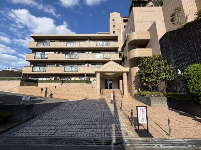陽当たり良すぎて寒くない部屋とはこのコト！冬でも暑い位に陽が入り眺望も得られる開放感は、思わず一杯行きたくなってしまう魔の境地。それが、『ラムセス横浜星川』リノベーションの外観|外観も気になるポイント
