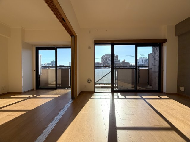 陽当たり良すぎて寒くない部屋とはこのコト！冬でも暑い位に陽が入り眺望も得られる開放感は、思わず一杯行きたくなってしまう魔の境地。それが、『ラムセス横浜星川』リノベーションの居間・リビング|ゆったりとした居間です