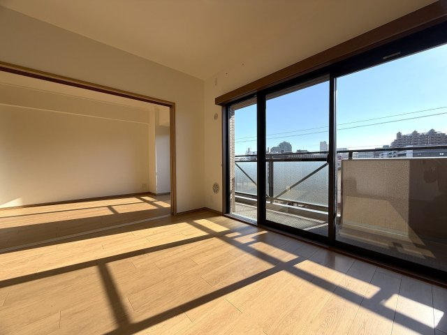 陽当たり良すぎて寒くない部屋とはこのコト！冬でも暑い位に陽が入り眺望も得られる開放感は、思わず一杯行きたくなってしまう魔の境地。それが、『ラムセス横浜星川』リノベーションの居間・リビング|ゆったり過ごせる居間です