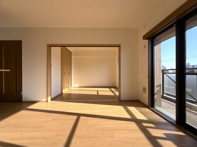 陽当たり良すぎて寒くない部屋とはこのコト！冬でも暑い位に陽が入り眺望も得られる開放感は、思わず一杯行きたくなってしまう魔の境地。それが、『ラムセス横浜星川』リノベーションの居間・リビング|リビングです