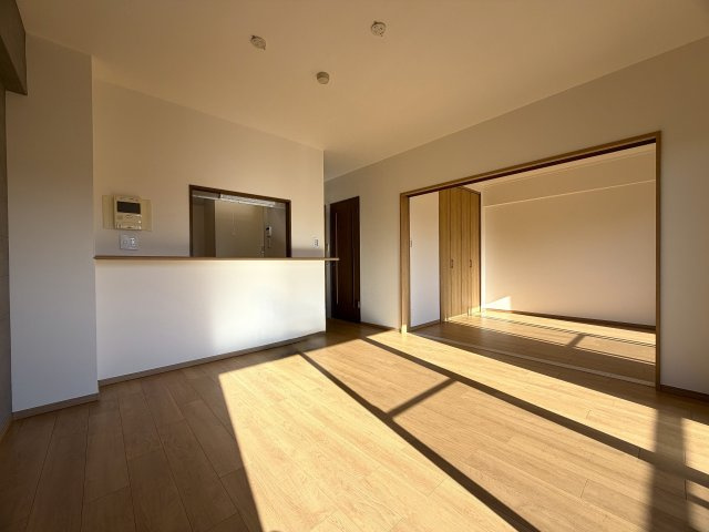 陽当たり良すぎて寒くない部屋とはこのコト！冬でも暑い位に陽が入り眺望も得られる開放感は、思わず一杯行きたくなってしまう魔の境地。それが、『ラムセス横浜星川』リノベーションの居間・リビング|使いやすいリビングです