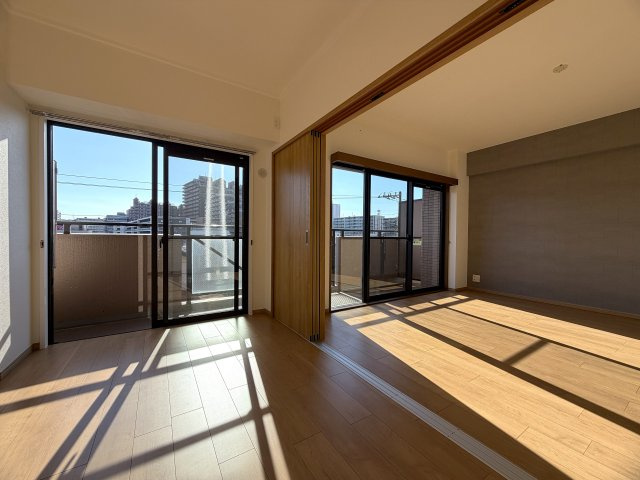 陽当たり良すぎて寒くない部屋とはこのコト！冬でも暑い位に陽が入り眺望も得られる開放感は、思わず一杯行きたくなってしまう魔の境地。それが、『ラムセス横浜星川』リノベーションの居間・リビング|使いやすい居間です