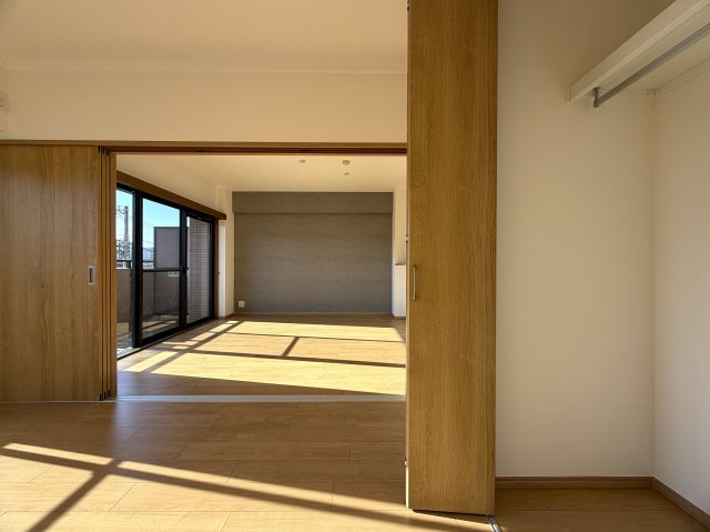 陽当たり良すぎて寒くない部屋とはこのコト！冬でも暑い位に陽が入り眺望も得られる開放感は、思わず一杯行きたくなってしまう魔の境地。それが、『ラムセス横浜星川』リノベーションの洋室|落ち着いた色調の洋室です