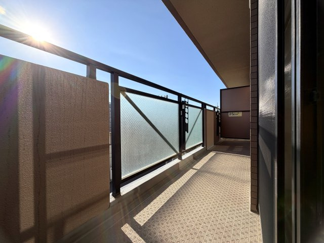 陽当たり良すぎて寒くない部屋とはこのコト！冬でも暑い位に陽が入り眺望も得られる開放感は、思わず一杯行きたくなってしまう魔の境地。それが、『ラムセス横浜星川』リノベーションのバルコニー|お洗濯にも便利なバルコニー付き